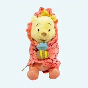 Peluche Winnie l’Ourson dans sa couverture