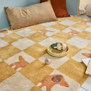 Tapis enfant damier ocre motif chien – tapis design vintage en coton bio