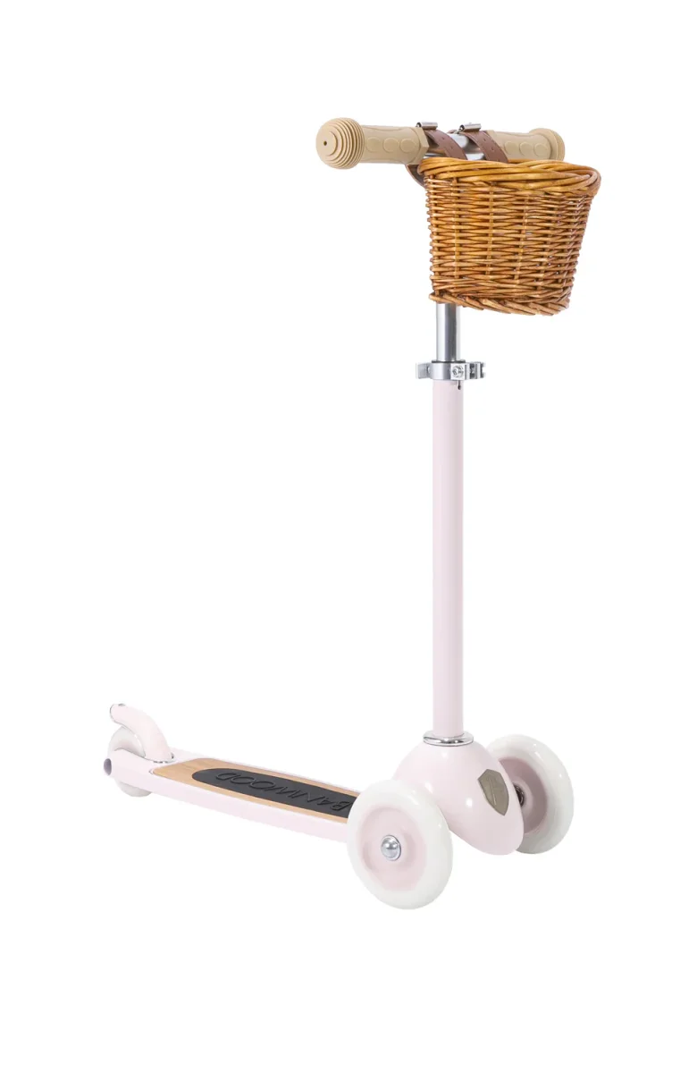 Trottinette vintage rose à trois roues avec panier en osier pour enfants