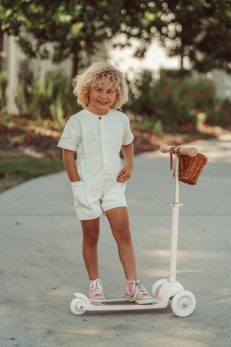 Trottinette vintage rose à trois roues avec panier en osier pour enfants – Image 3