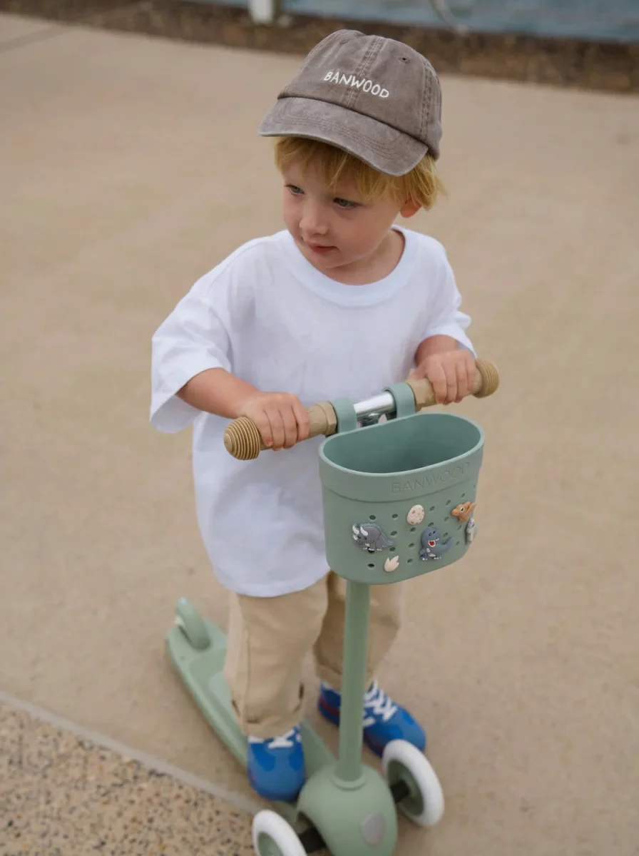 Trottinette enfant 3 roues vert olive Banwood, avec panier Pin & Ride – Image 3